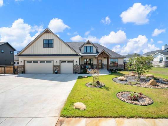 153 W. Magnolia Circle – La Vernia